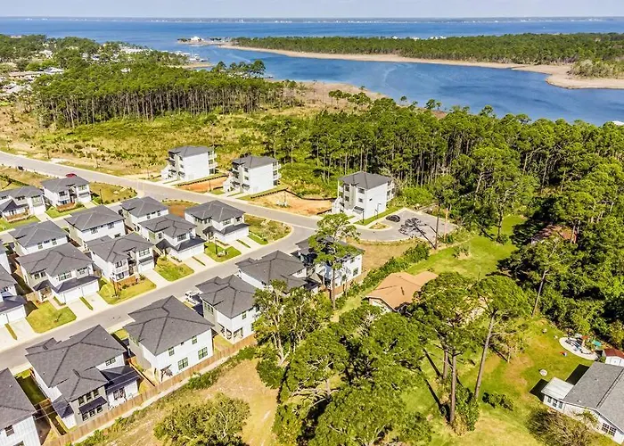 Modern Luxury 4br Pool Bay Access Outdoor Dining Holiday home