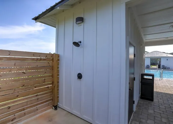 Modern Luxury 4br Pool Bay Access Outdoor Dining *