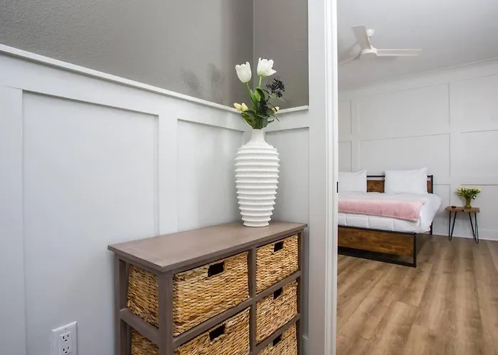 Modern Luxury 4br Pool Bay Access Outdoor Dining Holiday home *