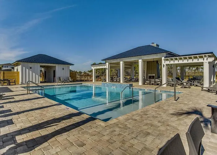 Modern Luxury 4br Pool Bay Access Outdoor Dining Holiday home *