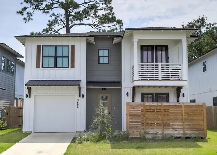 Holiday home Modern Luxury 4br Pool Bay Access Outdoor Dining Pensacola