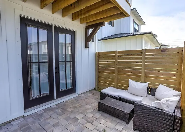 Modern Luxury 4br Pool Bay Access Outdoor Dining Holiday home *