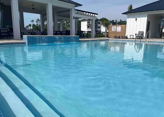 Holiday home Modern Luxury 4br Pool Bay Access Outdoor Dining *
