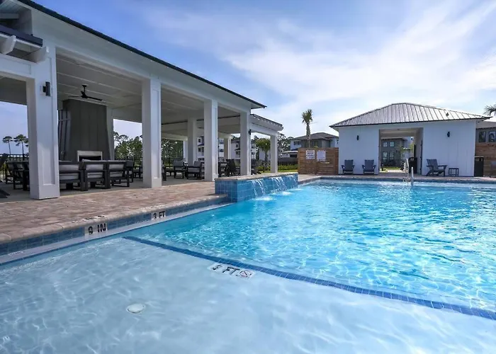 Modern Luxury 4br Pool Bay Access Outdoor Dining Holiday home